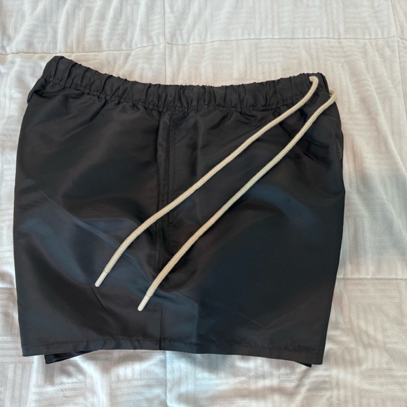 Essentials Shorts - Picture 2 of 4